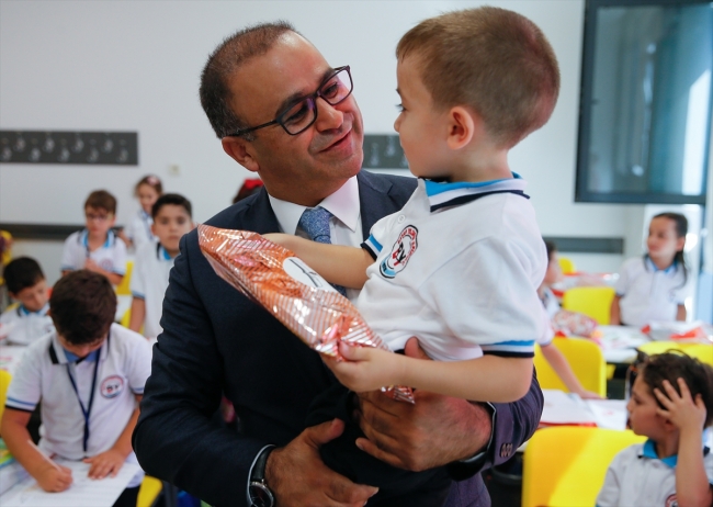 İzmir'de yeni eğitim öğretim yılı zeytin fidanı dikimiyle başladı